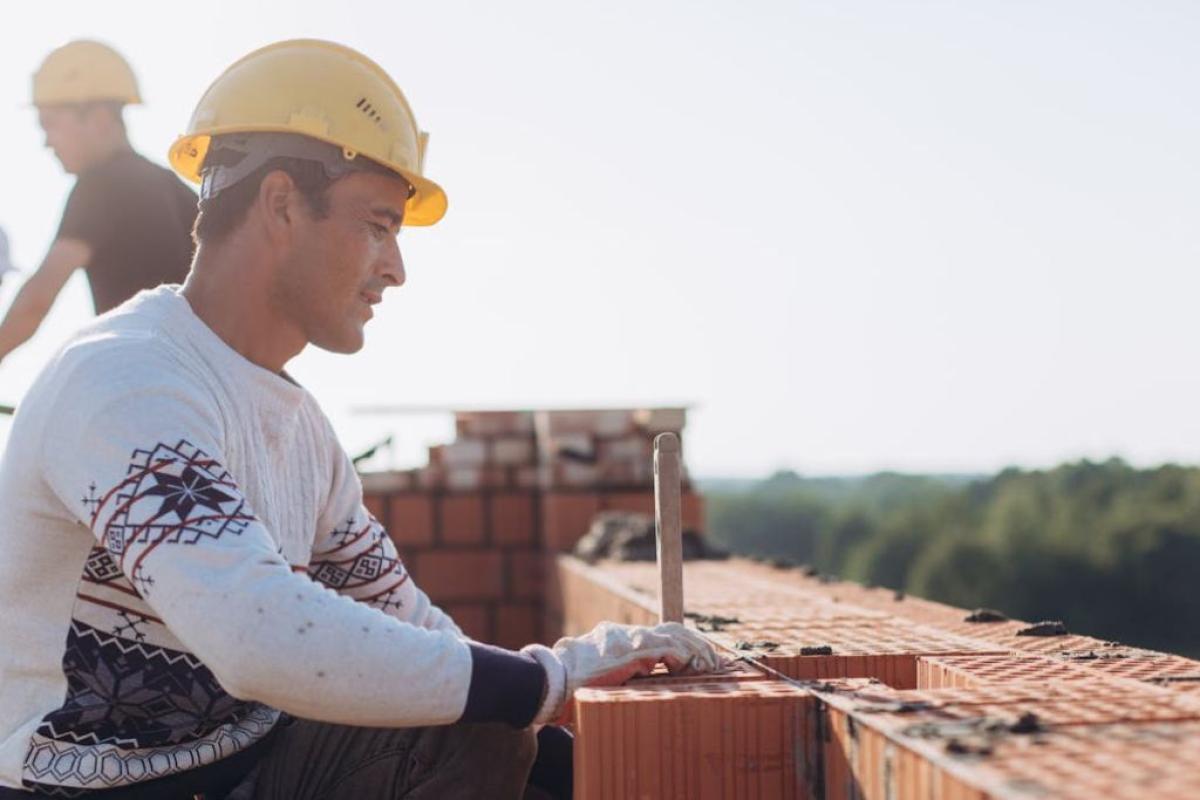 Muratore - Foto di Yura Forrat: https://www.pexels.com/it-it/foto/dona-piu-grande-supportami-22-anni-11429199/