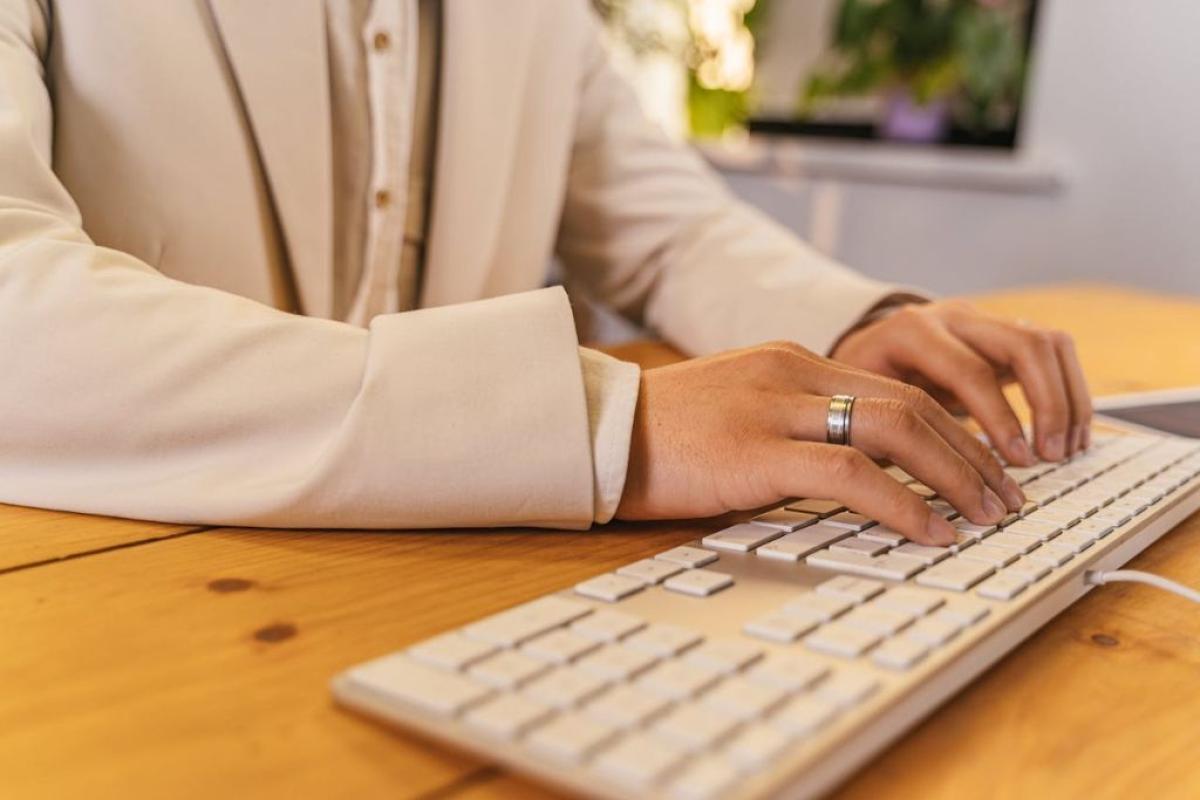 Tastiera pc Ufficio - Foto di Antoni Shkraba Studio: https://www.pexels.com/it-it/foto/uomo-mani-persone-scrivania-8192192/