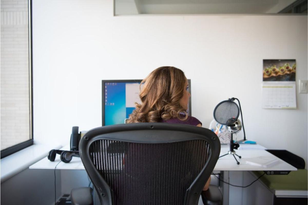 Ufficio - Foto di Christina Morillo: https://www.pexels.com/it-it/foto/ubicazione-della-donna-sulla-sedia-davanti-all-accensione-del-monitor-del-computer-1181657/