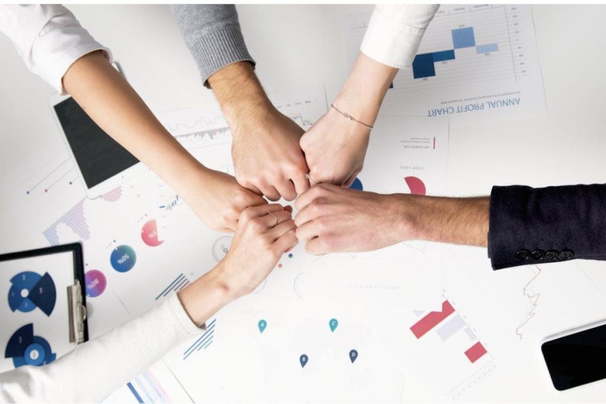 Luogo lavoro - Foto di Artem Podrez: https://www.pexels.com/it-it/foto/businessman-uomo-persona-donna-5716037/