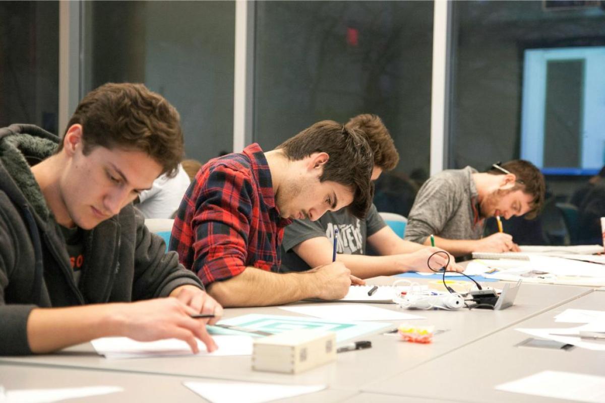 Scuola alunni - Foto di Roxanne Minnish: https://www.pexels.com/it-it/foto/scrivania-banco-uomini-scrittura-4514045/