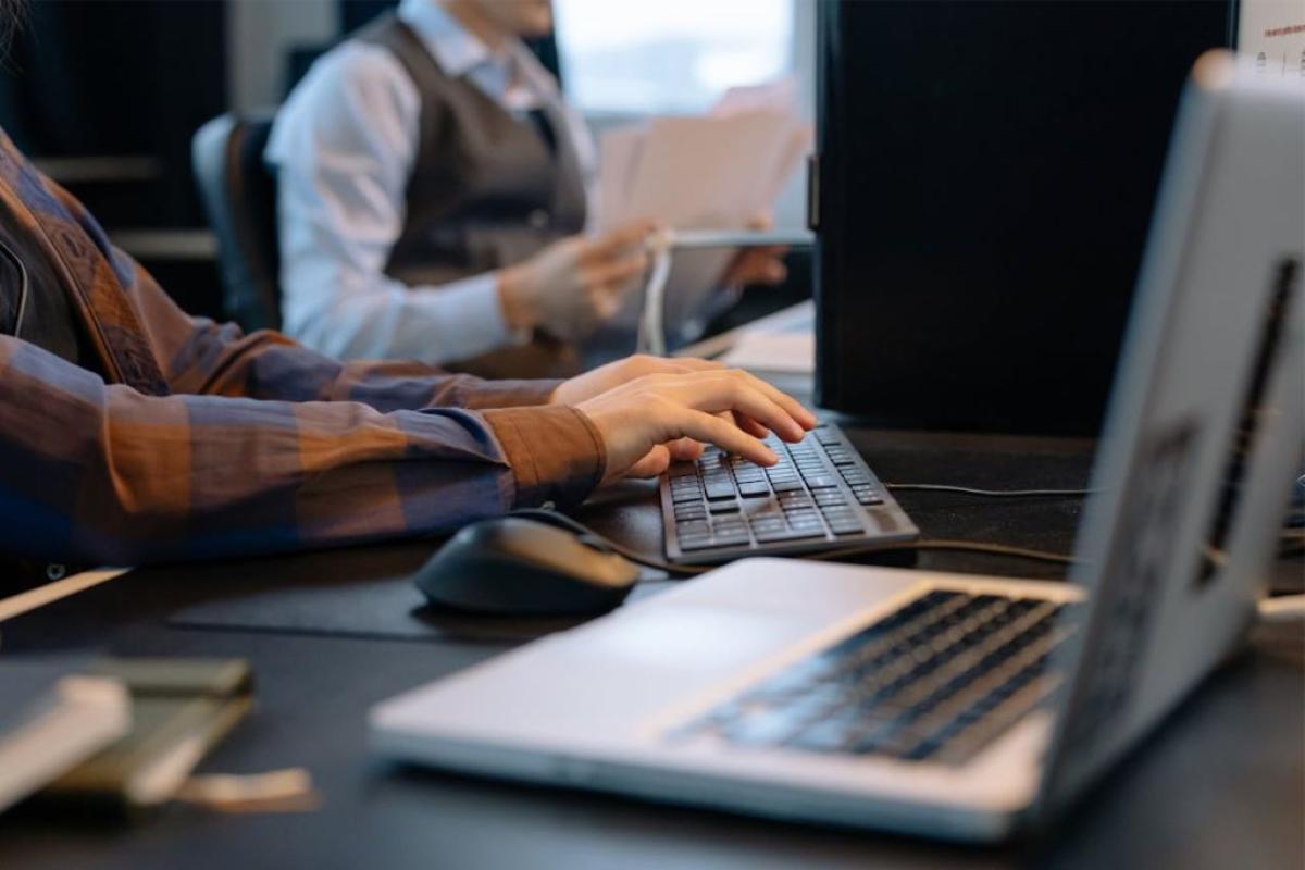 Ufficio impiegati - Foto di cottonbro studio: https://www.pexels.com/it-it/foto/scrivania-banco-laptop-ufficio-6803551/