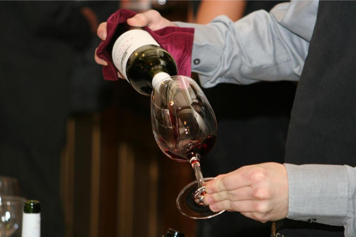 Vino degustazione - Foto di <a href="https://pixabay.com/it/users/edusoft-529931/?utm_source=link-attribution&utm_medium=referral&utm_campaign=image&utm_content=786933">Roman Paroubek</a> da <a href="https://pixabay.com/it//?utm_source=link-attribution&utm_medium=referral&utm_campaign=image&utm_content=786933">Pixabay</a>