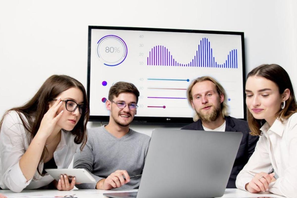 Giovani a lavoro - Foto di Artem Podrez: https://www.pexels.com/it-it/foto/businessman-uomo-persona-donna-5716031/