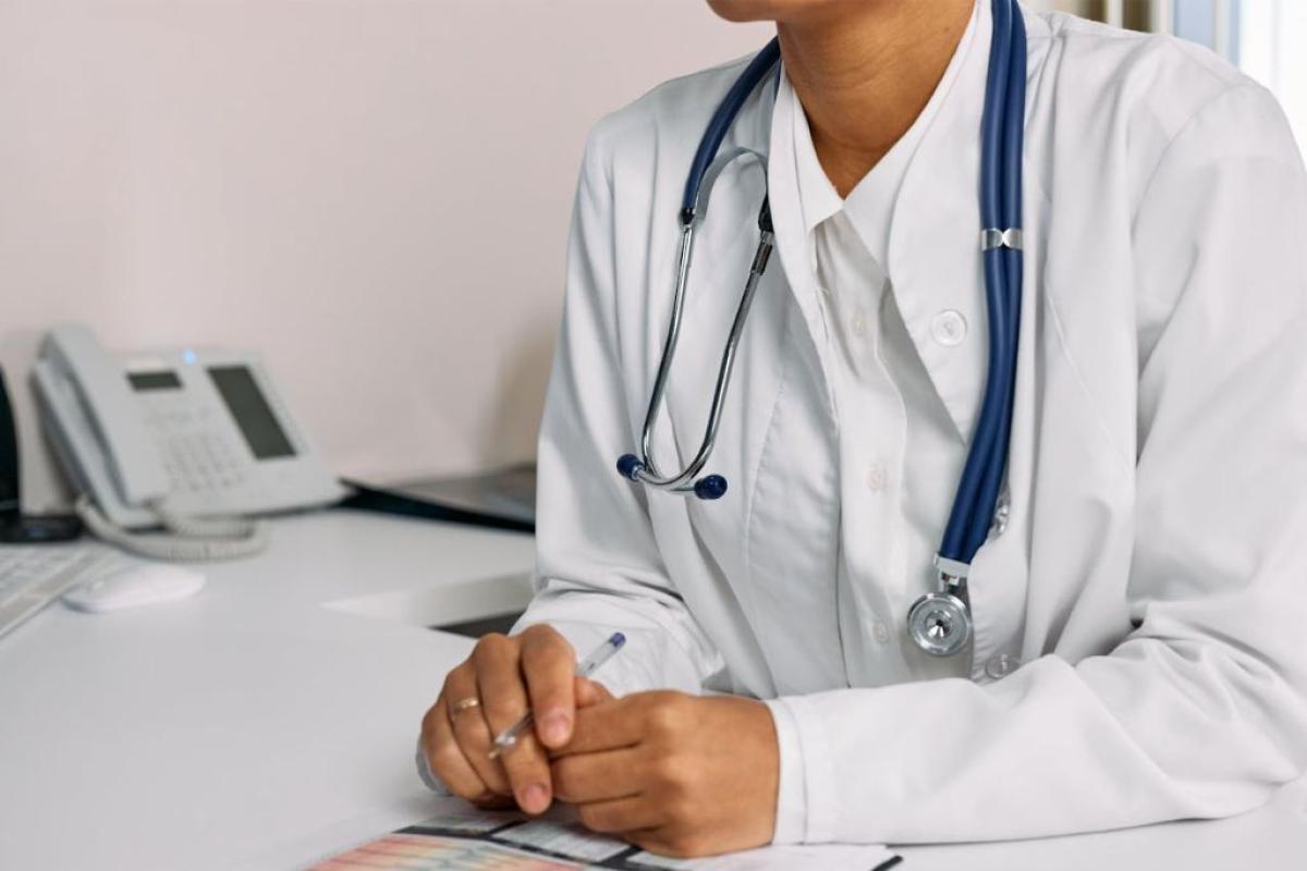 Medico - Foto di cottonbro studio: https://www.pexels.com/it-it/foto/seduto-clinica-medico-dottore-7578800/