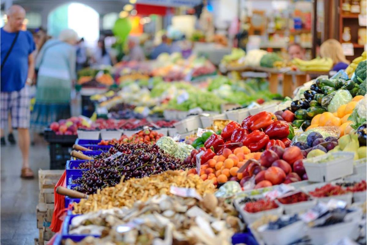 Mercato - Foto di AS Photography: https://www.pexels.com/it-it/foto/bancarella-di-verdure-868110/