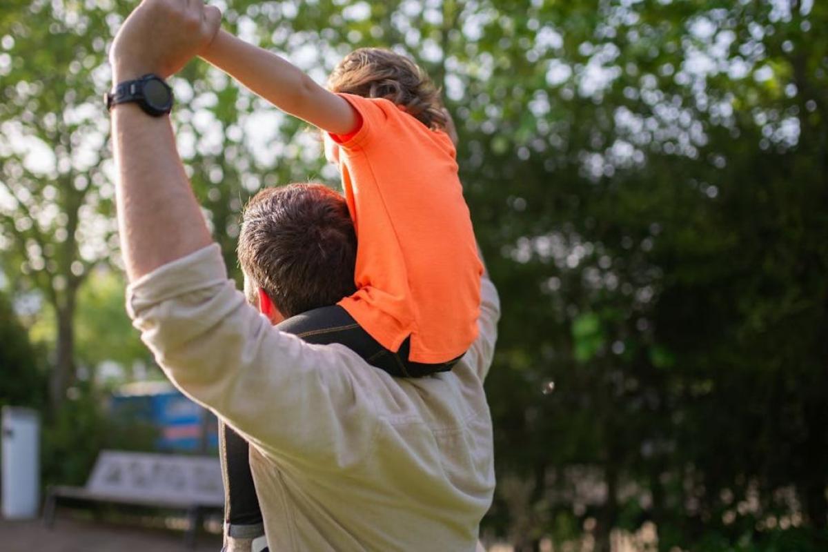 Padre e figlio - Foto di Kampus Production: https://www.pexels.com/it-it/foto/giocando-bambino-ragazzo-genitore-7669118/