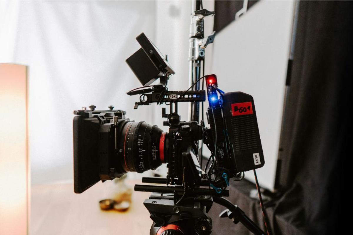Telecamera cinema - Foto di <a href="https://unsplash.com/it/@leuchtturm_entertainment?utm_content=creditCopyText&utm_medium=referral&utm_source=unsplash">Leuchtturm Entertainment</a> su <a href="https://unsplash.com/it/foto/una-telecamera-installata-su-un-treppiede-in-uno-studio-esvIXNYebvA?utm_content=creditCopyText&utm_medium=referral&utm_source=unsplash">Unsplash</a>       
