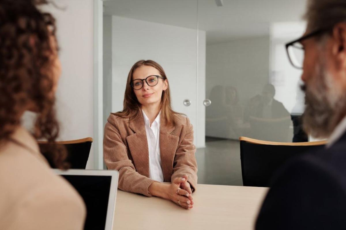 Colloquio di lavoro - Foto di Edmond Dantès: https://www.pexels.com/it-it/foto/occupazione-colloquio-di-lavoro-intervistatore-assumere-4342496/