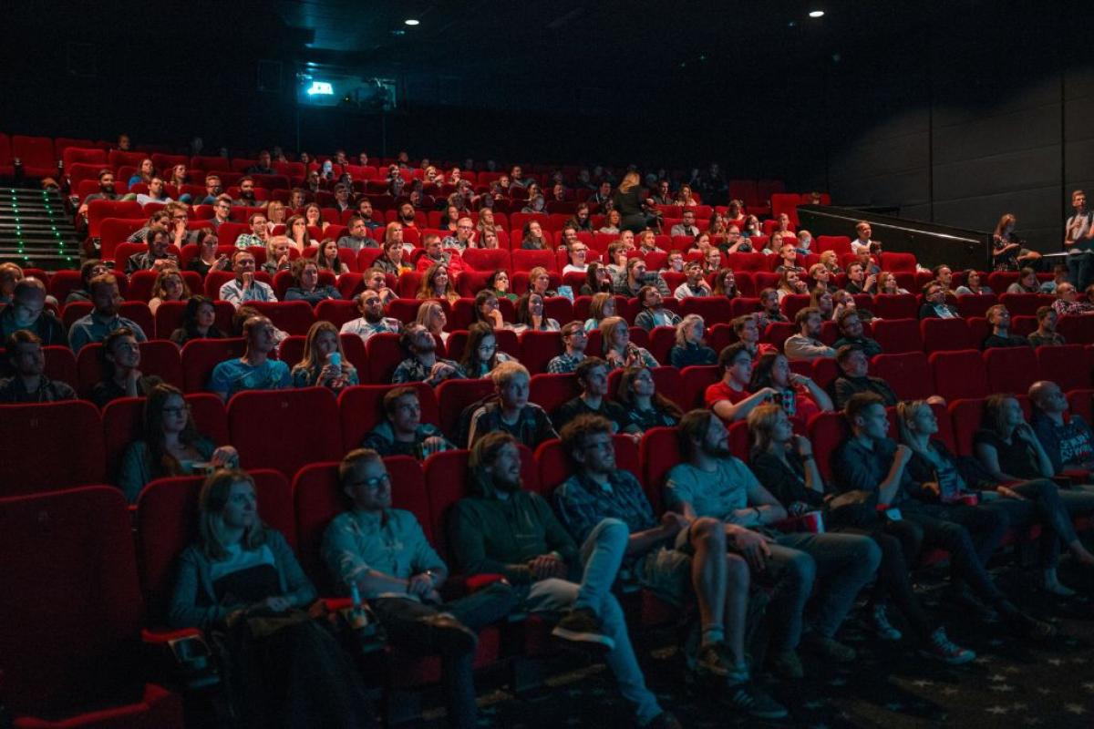 Sala cinema - Foto di <a href="https://unsplash.com/it/@kristsll?utm_content=creditCopyText&utm_medium=referral&utm_source=unsplash">Krists Luhaers</a> su <a href="https://unsplash.com/it/foto/persona-che-guarda-il-film-AtPWnYNDJnM?utm_content=creditCopyText&utm_medium=referral&utm_source=unsplash">Unsplash</a>       