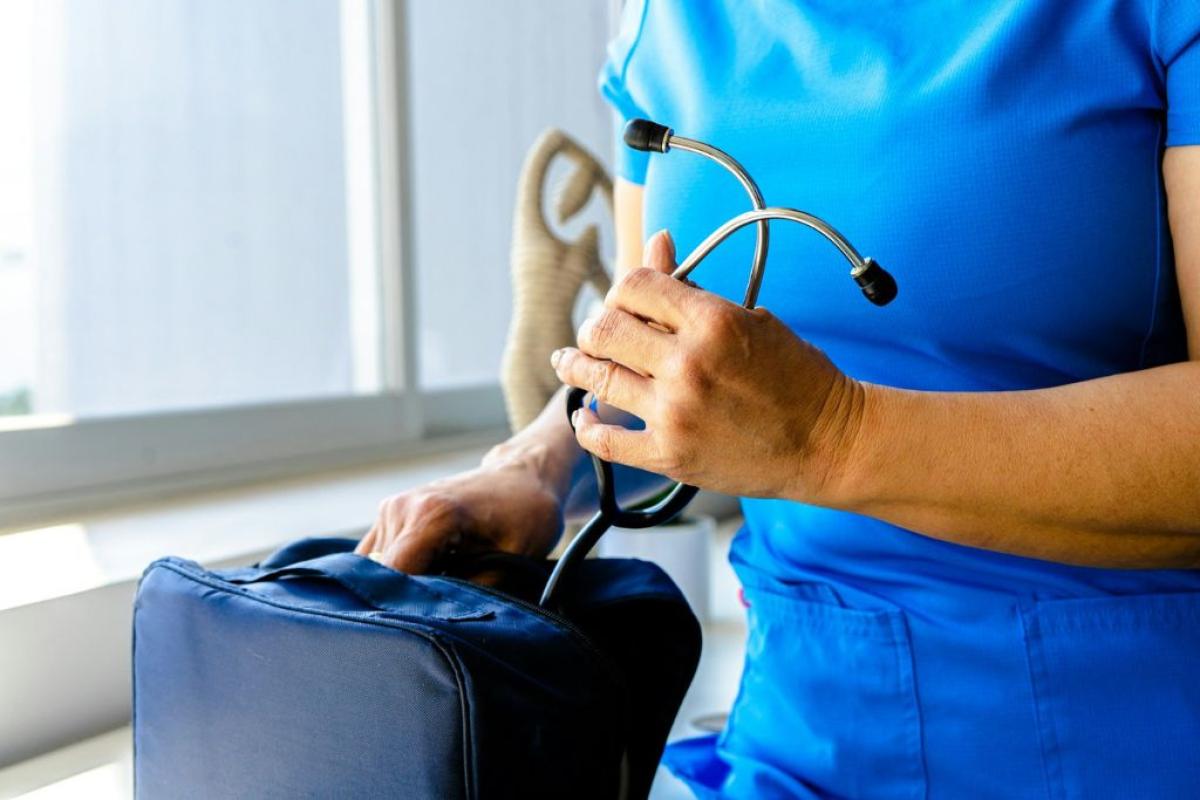 Medico - Foto di <a href="https://unsplash.com/it/@mattreyes7?utm_content=creditCopyText&utm_medium=referral&utm_source=unsplash">Mateo Hernandez Reyes</a> su <a href="https://unsplash.com/it/foto/una-donna-in-una-tuta-blu-che-tiene-uno-stetoscopio-YgY1ITp8PMM?utm_content=creditCopyText&utm_medium=referral&utm_source=unsplash">Unsplash</a>       