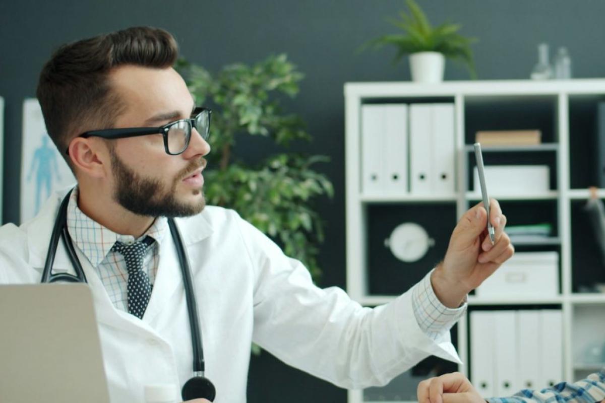 Medico - Foto di <a href="https://unsplash.com/it/@silverkblack?utm_source=unsplash&utm_medium=referral&utm_content=creditCopyText">Vitaly Gariev</a> su <a href="https://unsplash.com/it/foto/il-dottore-esamina-un-ragazzo-con-la-madre-presente-EiL21cqvo58?utm_source=unsplash&utm_medium=referral&utm_content=creditCopyText">Unsplash</a>       