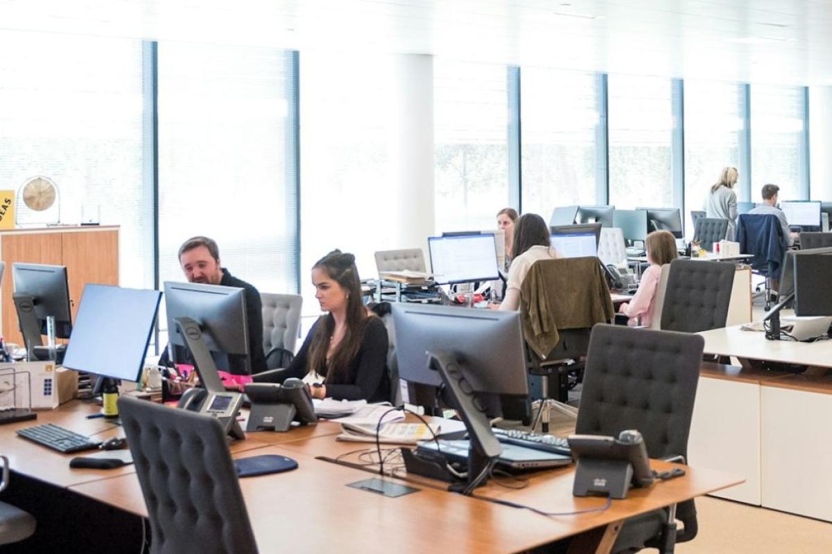 Call center - Foto di <a href="https://unsplash.com/it/@arlington_research?utm_source=unsplash&utm_medium=referral&utm_content=creditCopyText">Arlington Research</a> su <a href="https://unsplash.com/it/foto/tavolo-rettangolare-in-legno-marrone-kN_kViDchA0?utm_source=unsplash&utm_medium=referral&utm_content=creditCopyText">Unsplash</a>       