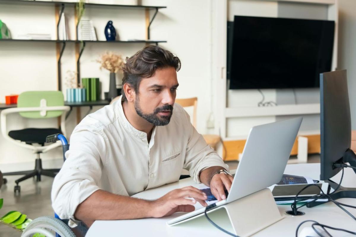 Lavoro ufficio disabili - Foto di Kampus Production: https://www.pexels.com/it-it/foto/uomo-in-camicia-di-vestito-bianca-che-si-siede-sulla-sedia-davanti-al-macbook-6248947/