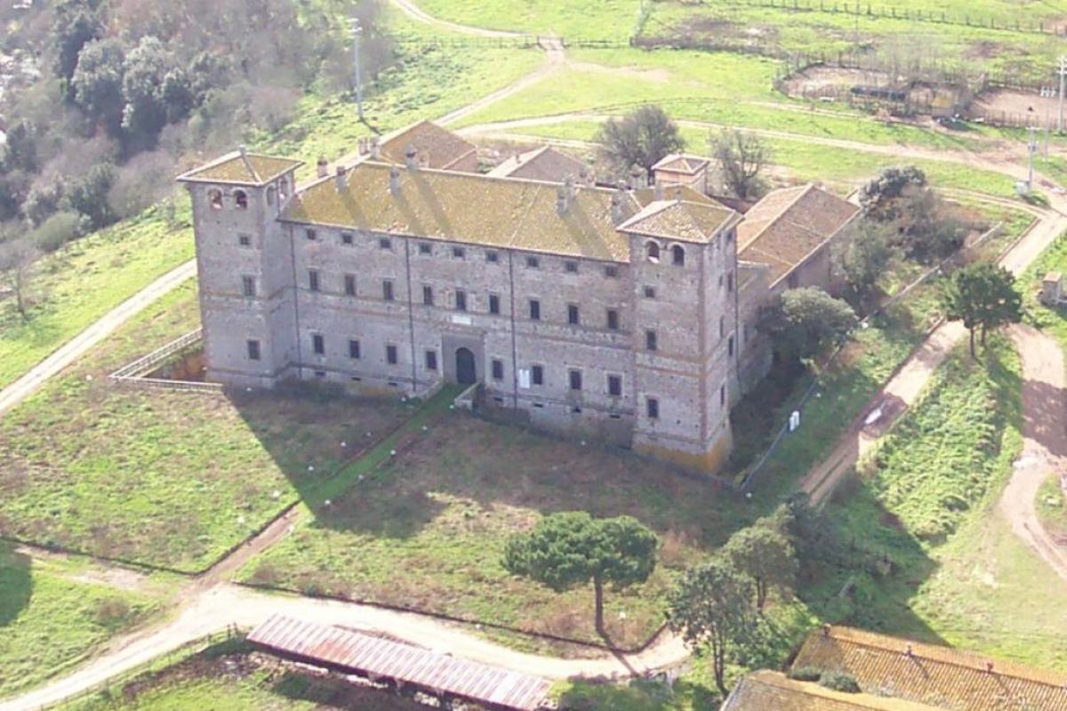 Castello Rocca Respampani - autore Carlospengos da https://upload.wikimedia.org/wikipedia/commons/0/02/Rocca_Respampani%2C_Monte_Romano%2C_Lazio.jpg