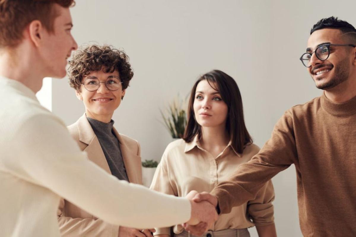 Job Day - Foto di fauxels: https://www.pexels.com/it-it/foto/foto-di-persone-che-fanno-strette-di-mano-3184420/