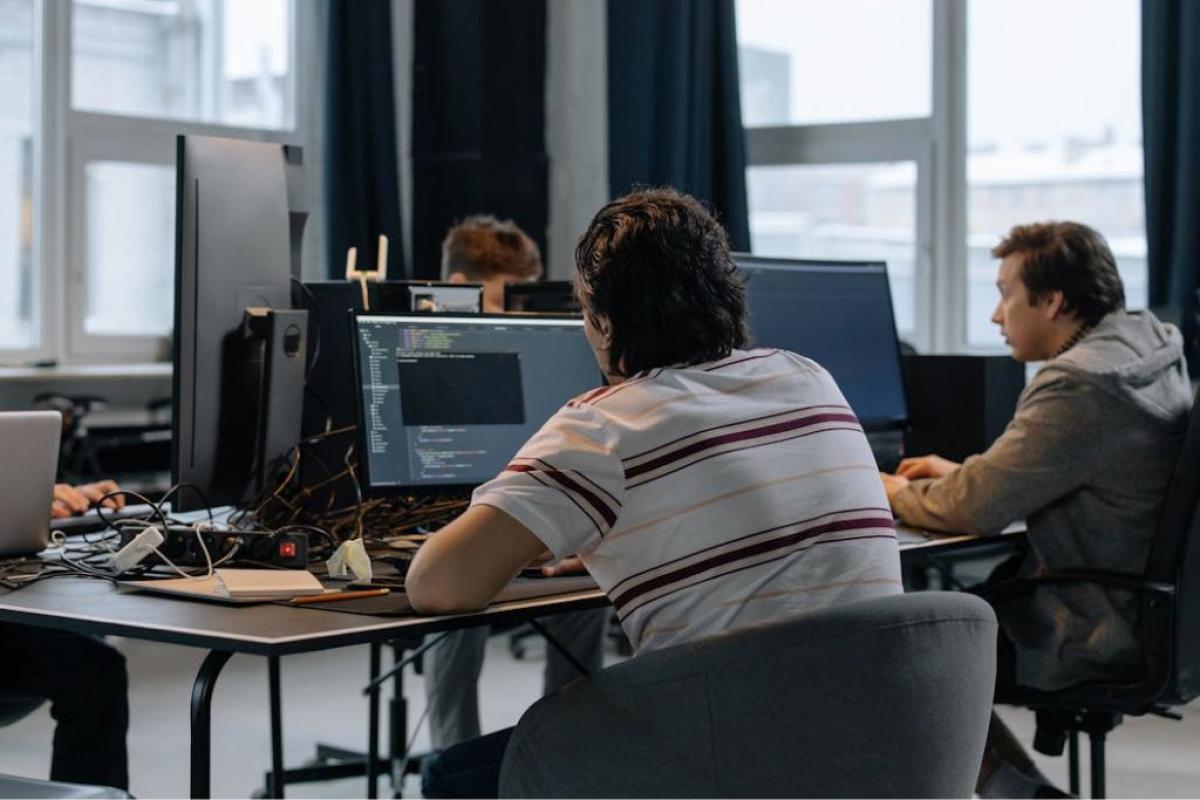 Lavoro ufficio - Foto di cottonbro studio: https://www.pexels.com/it-it/foto/ufficio-lavorando-uomini-seduto-6804068/