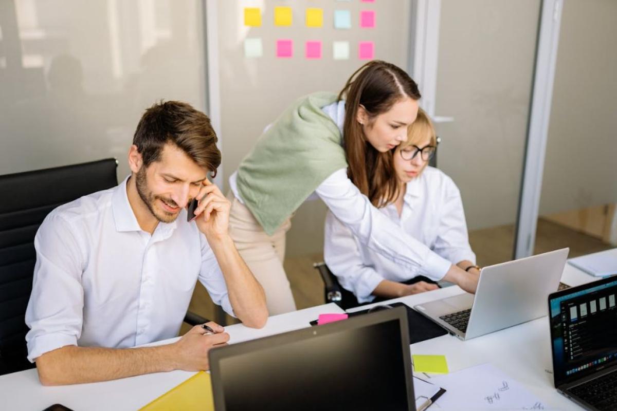 giovani in ufficio - Foto di Yan Krukau: https://www.pexels.com/it-it/foto/spazio-di-lavoro-diversita-aziendale-collaborazione-7793697/