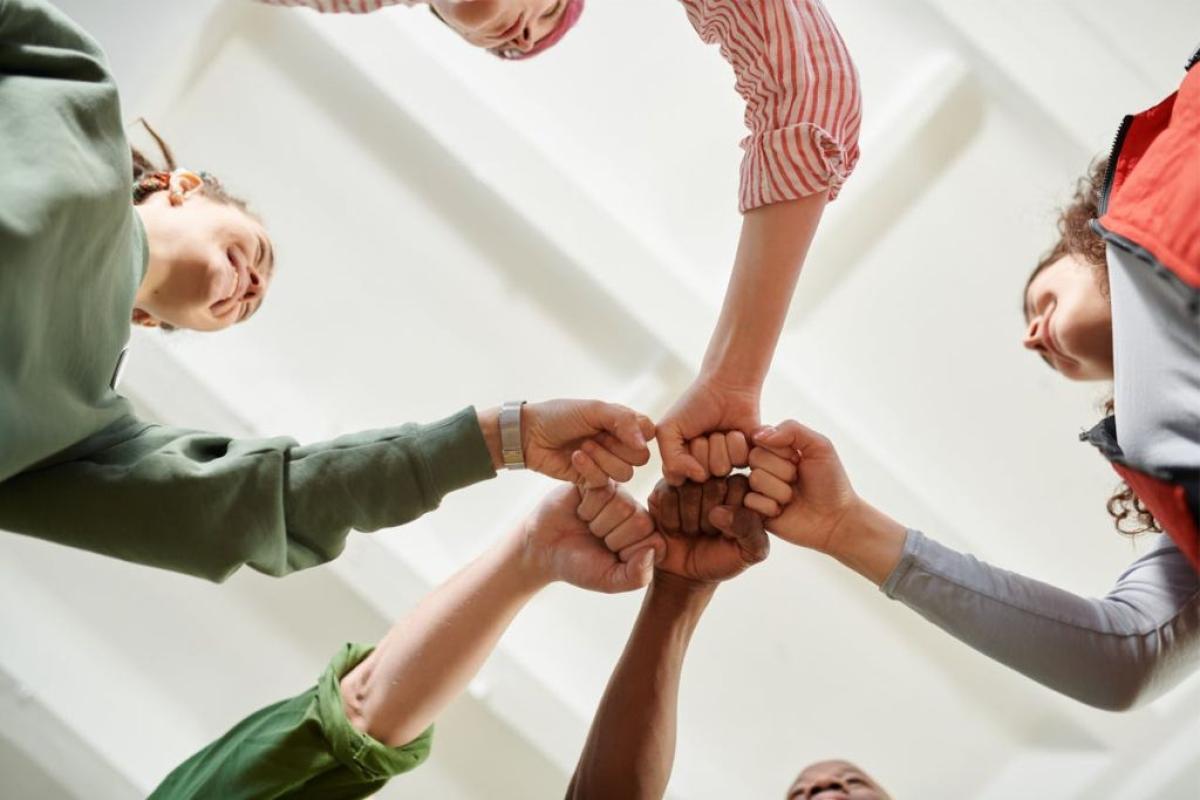 Braccia unite - Foto di Julia M Cameron: https://www.pexels.com/it-it/foto/persone-squadra-insieme-collaborazione-6995402/