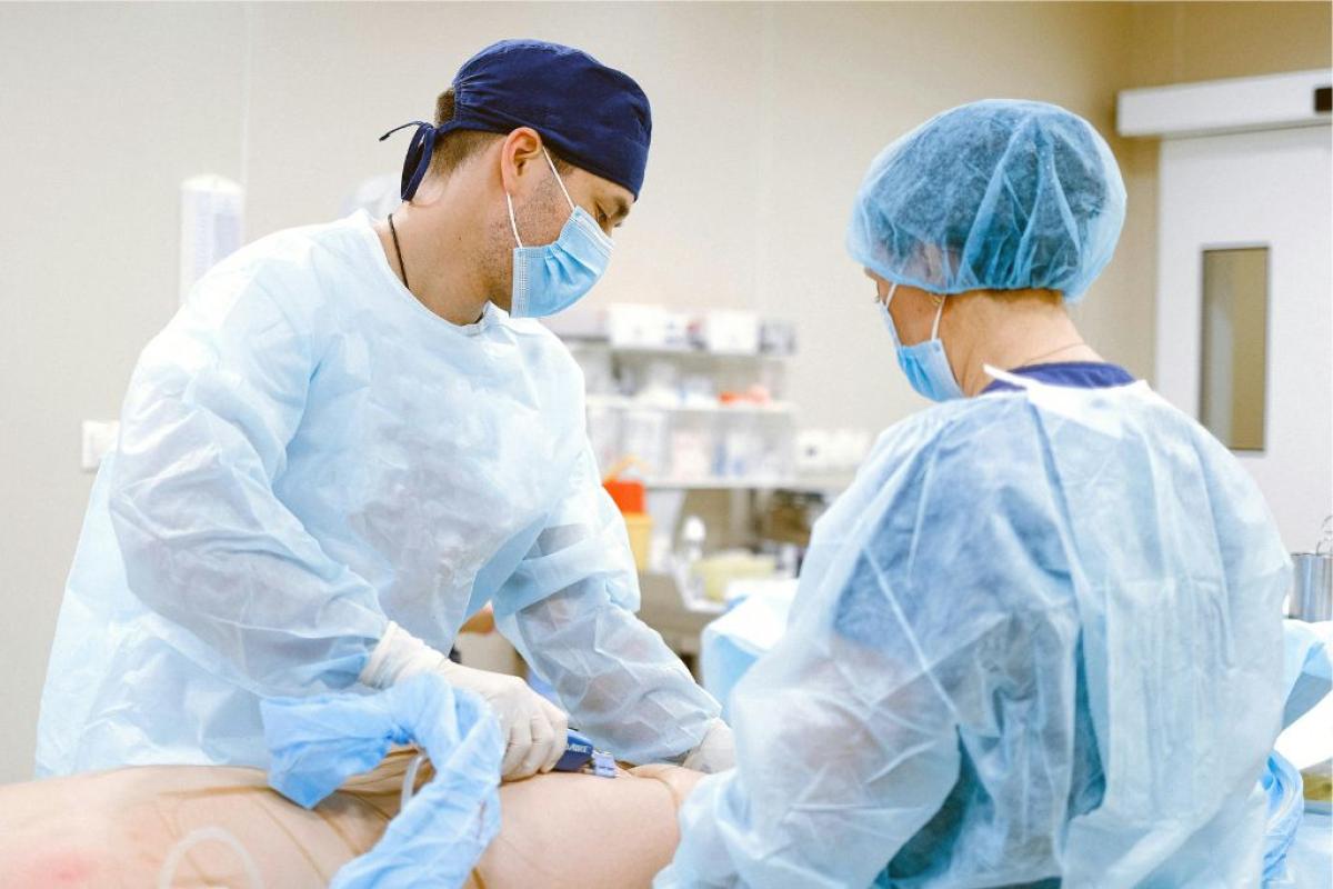 Pronto soccorso - Foto di Anna Shvets: https://www.pexels.com/it-it/foto/ospedale-operazione-maschera-viso-medici-4769121/