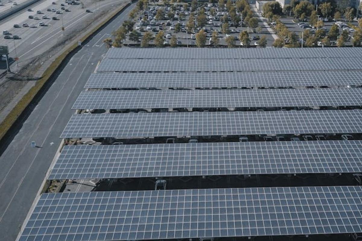 Fotovoltaico - Foto di Kindel Media: https://www.pexels.com/it-it/foto/vista-aerea-settore-industria-tecnologia-9799757/
