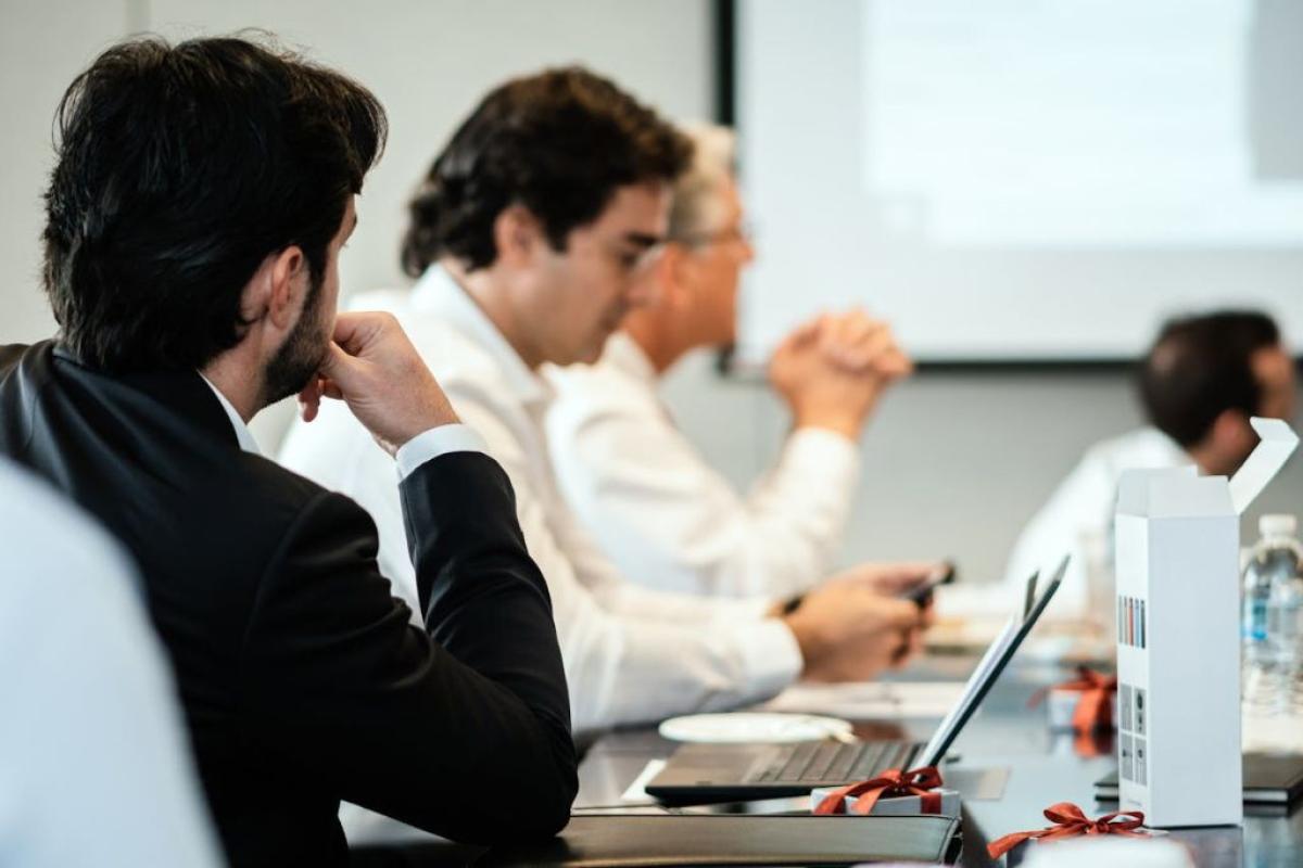 Conferenza - Foto di Karl Solano: https://www.pexels.com/it-it/foto/persone-laptop-ufficio-uomini-11045731/