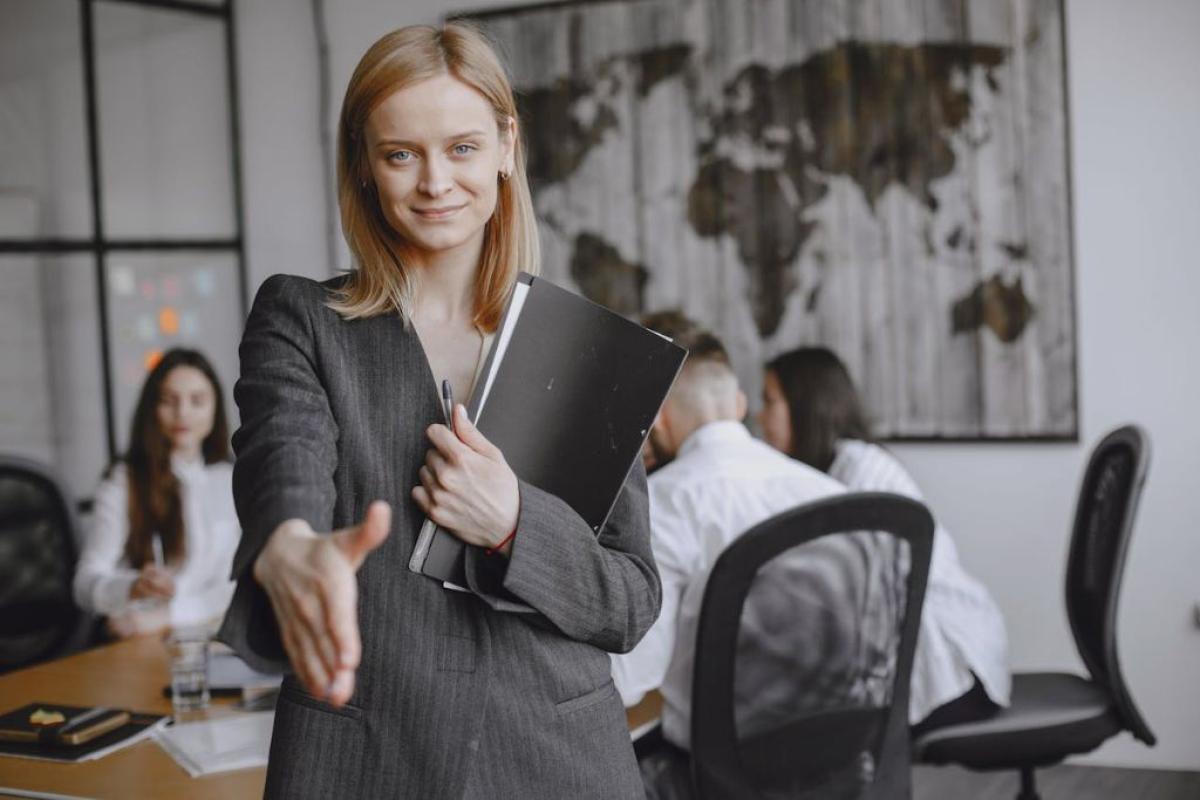 Job day - Foto di Gustavo Fring: https://www.pexels.com/it-it/foto/donna-mano-ufficio-biondo-4872009/