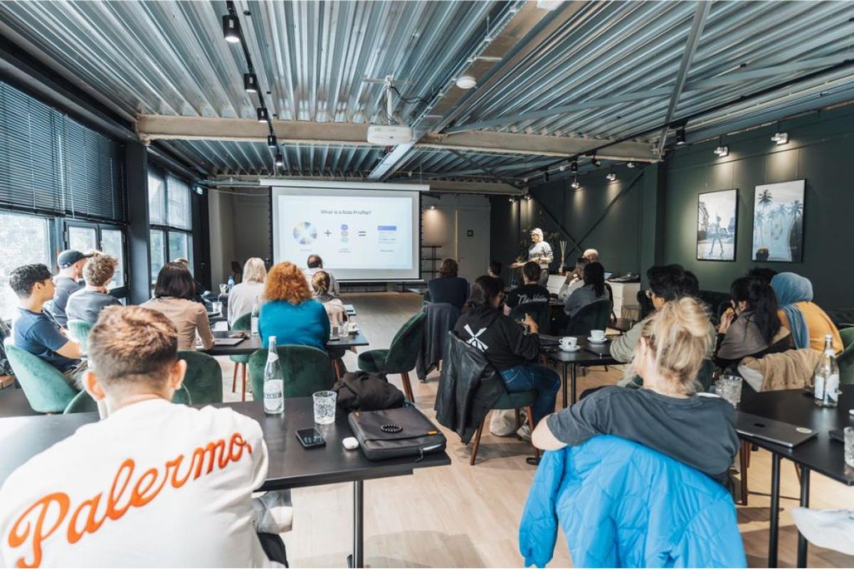 Aula formazione - Foto di Matheus Bertelli: https://www.pexels.com/it-it/foto/persone-tavoli-educazione-presentazione-18999470/