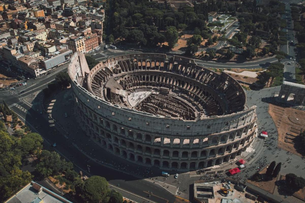 Colosseo - Foto di Archie McNicol: https://www.pexels.com/it-it/foto/citta-punto-di-riferimento-edificio-italia-18602875/