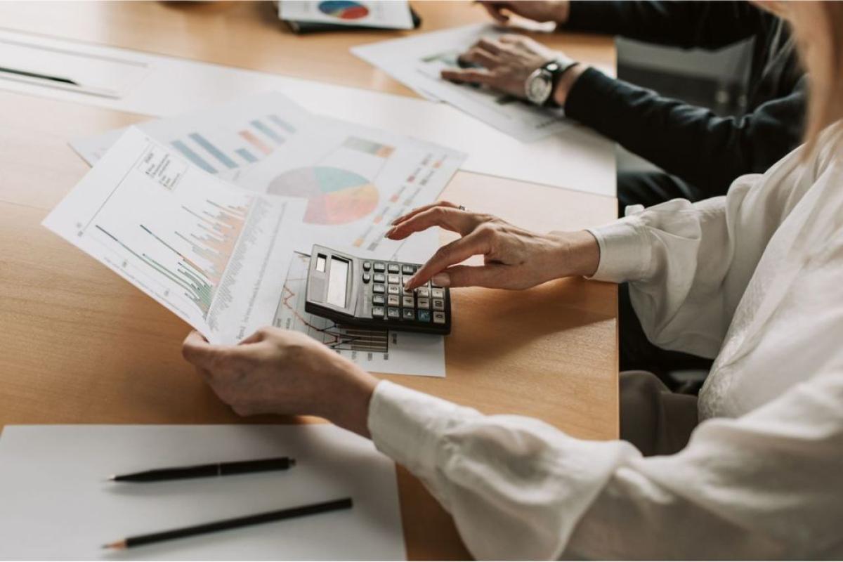 Finanza - Foto di Vlada Karpovich: https://www.pexels.com/it-it/foto/mani-documento-calcolando-calcolatrice-7433832/