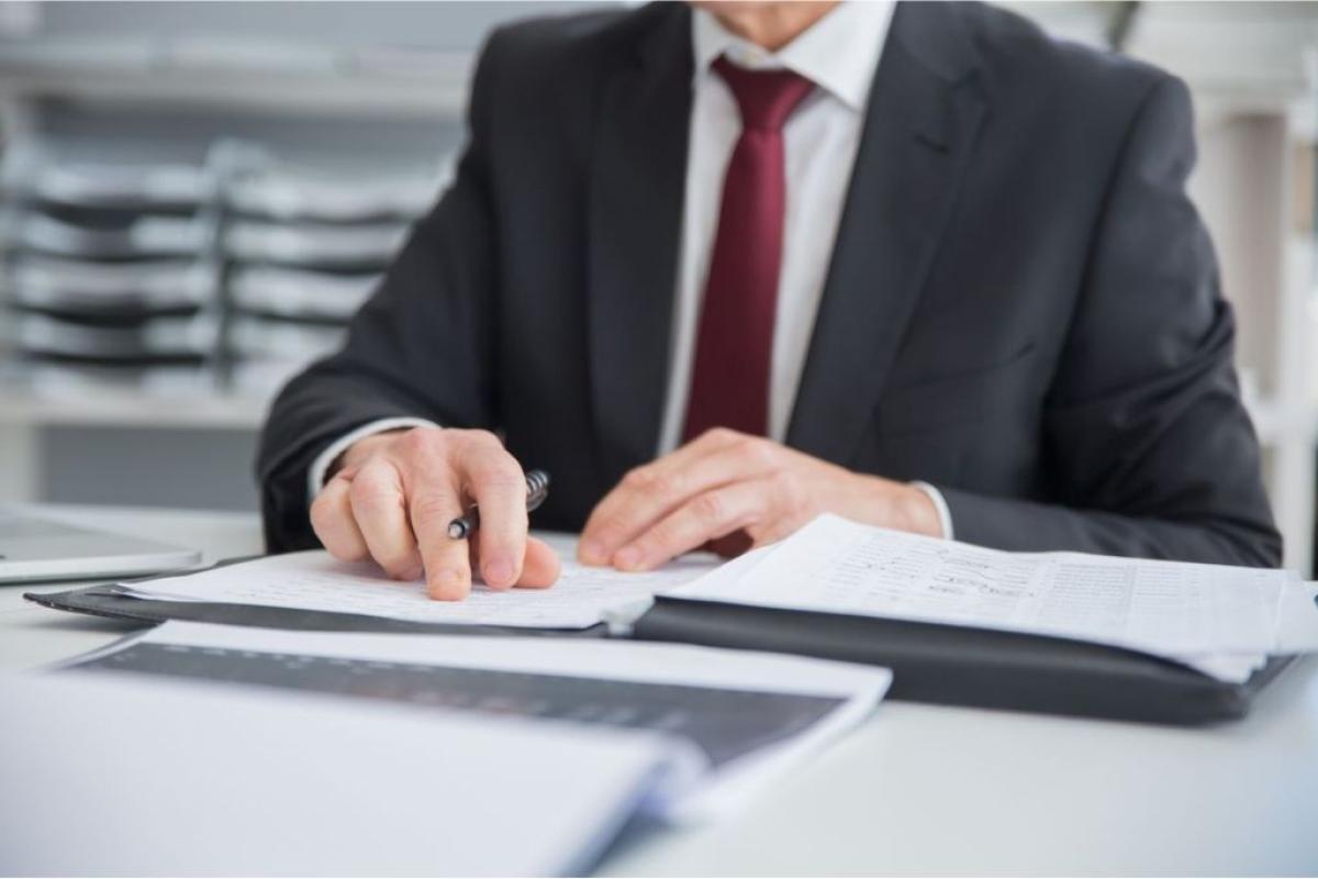 impiegato amministrativo - Foto di Kampus Production: https://www.pexels.com/it-it/foto/businessman-mani-ufficio-seduto-8428064/