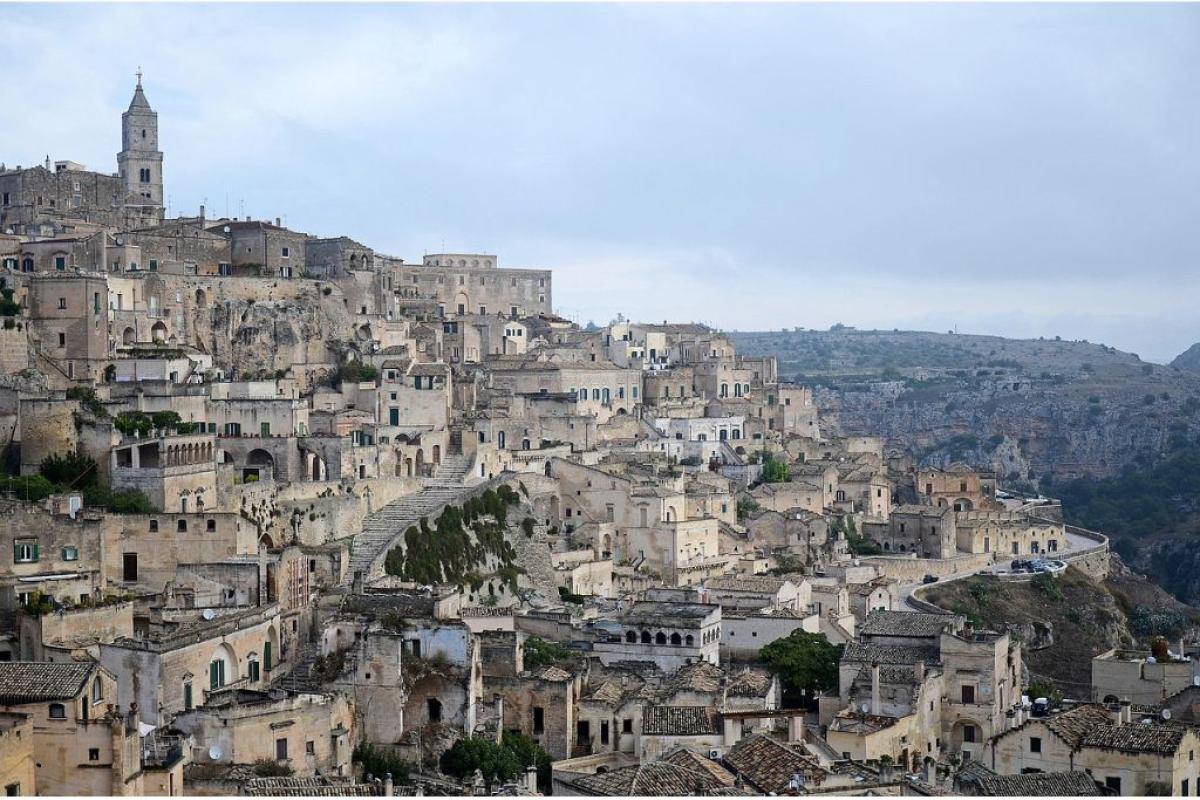 Matera - Foto di <a href="https://pixabay.com/it/users/jack78-2032155/?utm_source=link-attribution&utm_medium=referral&utm_campaign=image&utm_content=1215430">Jacques Savoye</a> da <a href="https://pixabay.com/it//?utm_source=link-attribution&utm_medium=referral&utm_campaign=image&utm_content=1215430">Pixabay</a>