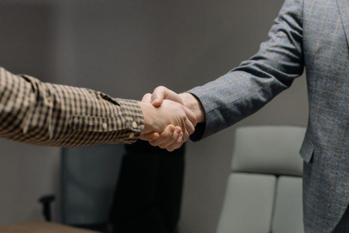 Stretta di mano - Foto di cottonbro studio: https://www.pexels.com/it-it/foto/mani-ufficio-lavorando-interni-6814523/