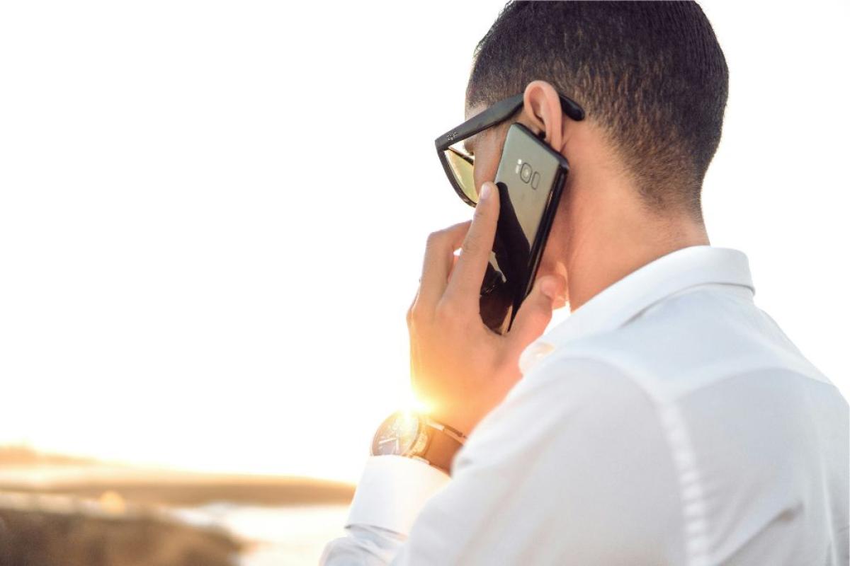 Telefono - Foto di <a href="https://unsplash.com/it/@hazardos?utm_source=unsplash&utm_medium=referral&utm_content=creditCopyText">Hassan OUAJBIR</a> su <a href="https://unsplash.com/it/foto/uomo-che-tiene-lo-smartphone-in-piedi-davanti-allo-specchio-dacqua-calmo-IYU_YmMRm7s?utm_source=unsplash&utm_medium=referral&utm_content=creditCopyText">Unsplash</a>