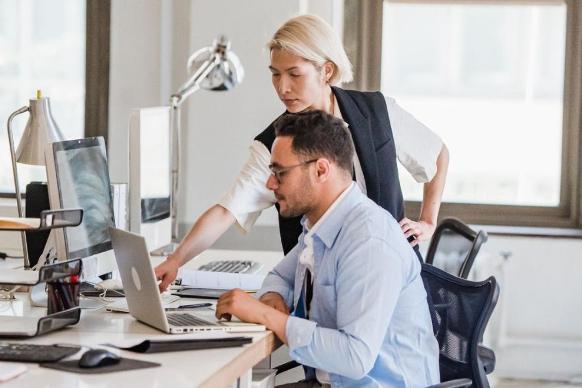 Ufficio - Foto di Mizuno K: https://www.pexels.com/it-it/foto/ufficio-lavorando-computer-insieme-12903183/