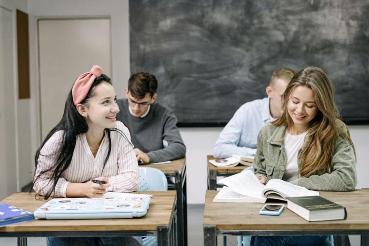 Studenti - Foto di Ivan S: https://www.pexels.com/it-it/foto/donne-sorridente-colleghi-seduto-5676733/