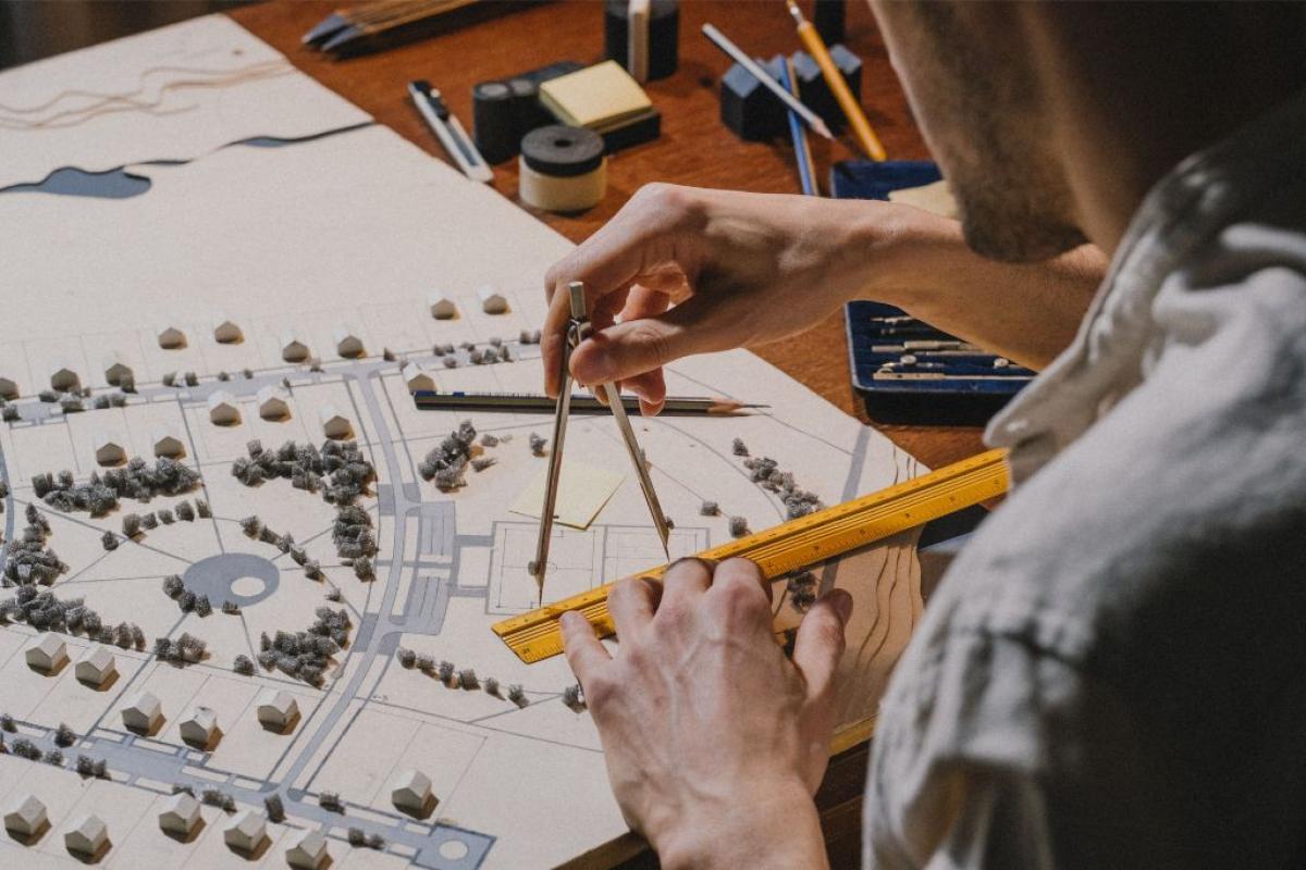 Urbanistica progettazione - Foto di Ron Lach : https://www.pexels.com/it-it/foto/paesaggio-uomo-scrivania-banco-9618450/