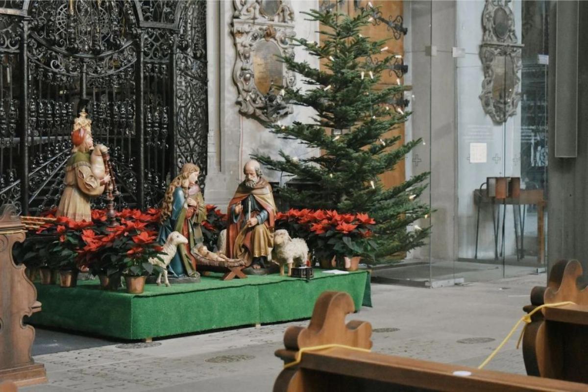 Natale - Foto di Phuc Tran: https://www.pexels.com/it-it/foto/statuetta-presepe-su-panca-in-legno-marrone-6307898/