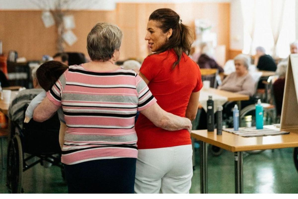 Servizi sociali - Foto di Jsme  MILA  : https://www.pexels.com/it-it/foto/amore-persone-ufficio-rispetto-18509796/